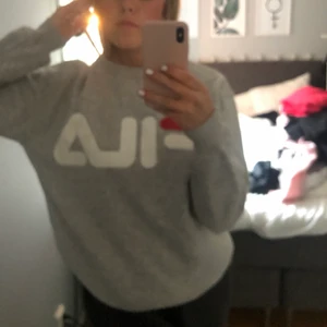 Fila sweatshirt  - Väl använd sweatshirt. Original pris 599 kr. Används inte längre. Lite smink på kragen som ska försökas tas bort. Frakt: 60 kr