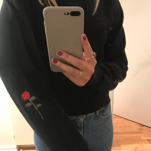Strlk xs/s - Lite kortare modell av sweatshirt med en ros på bäda ärmarna