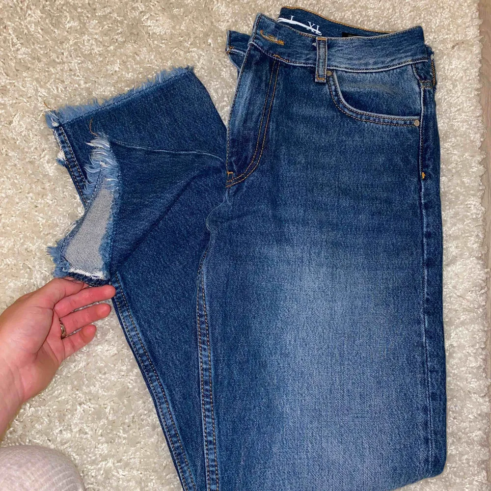 Blåa helt oanvända jeans mom jeans från bikbok med snygg detalj nedtill!. Jeans & Byxor.