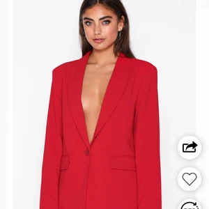 Röd Blazer från Nelly  -  ”The It Blazer” från Nelly helt oanvänd, säljer den pga att den aldrig kommer till användning. 