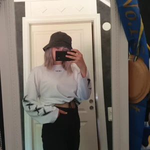 Vit långärmad - Långärmad tröja från junkyard egna märke. Svarta detaljer på båda ärmarna.