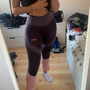 Träningstights - Ett par lila/rosa tights från Kari Traa. Sitter som en smäck och formar kroppen så snyggt. Nästan oanvända.