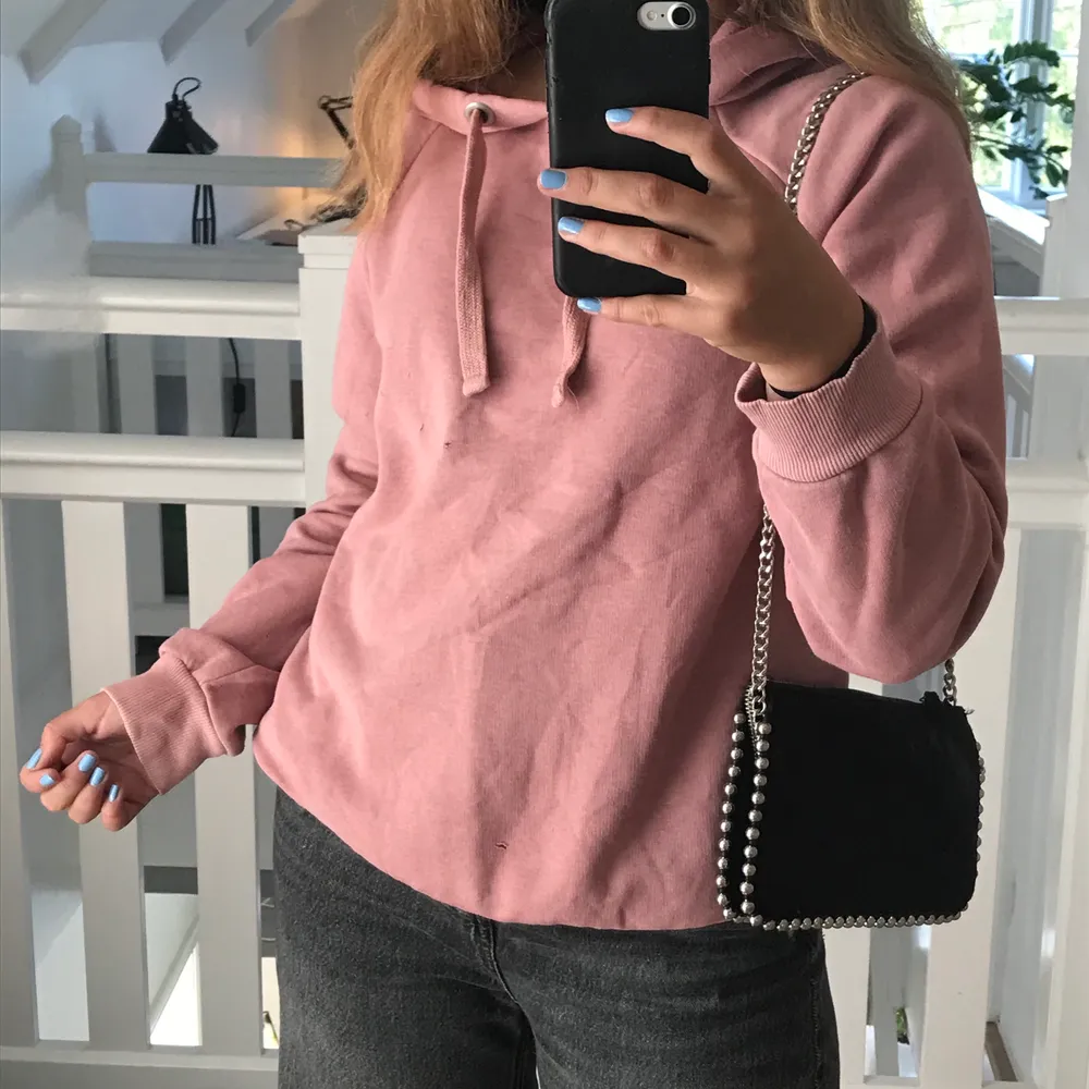 Fina och skön hoodie från Gina. Bra skick förutom några små hål, dock syns de knappt (bild 3) Frakt tillkommer💕. Hoodies.