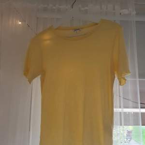 En gul superfin t shirt från monki! Fina räfflade detaljer i ärmar och nederdelen (bild 2) 