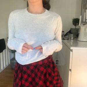 Vit stickad tröja - Vit finstickad tröja från Zara med pärlor på armen. Superfin men kommer inte till användning. Ett mindre hål vid kragen som visad på bild 3. Storlek S