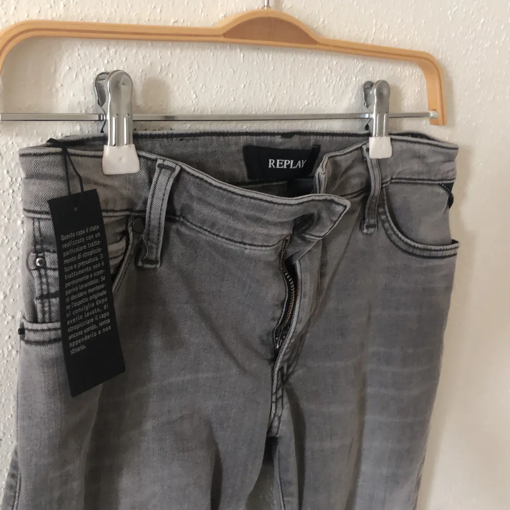 Snygga replay jeans som är i helt nytt skick, storlek 26 (s). Jeans & Byxor.