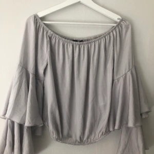 Off shoulder top från Bikbok - Ljusgrå/silvrig off shoulder top från Bikbok. Storlek M, knappt använd. 50kr, frakt tillkommer 