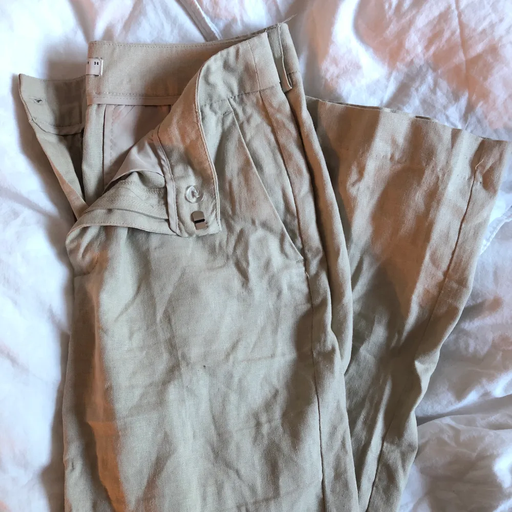 ett par beiga kostym/linne byxor från märket Gina Tricot i strl 36, kommer aldrig till användning! står strl 36 i byxorna men passar 36-38! :). Jeans & Byxor.