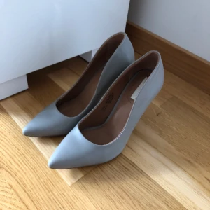 Nya pumps i skinn ⭐️ -  Snygga pumps med spetsig tå och klädd klack⭐️ Foder och innersula i läder⭐️ Storlek 37⭐️ Inköpta för 599 kr⭐️ Säljer för 300 kr⭐️ 🚫Djurfritt och rökfritt hem 📍Kan mötes upp i Mölnlycke eller 📬Kan skickas mot fraktkostnad(63 kr-skicka lätt) 
