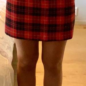 Oanvänd zara kjol som säljs för att den är för stor. 