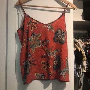 Mönstrat linne från Holister - Mönstrad topp från Holister i bra skick! Köparen betalar frakt! 