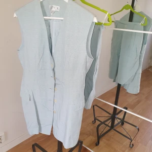 Kavaj och shorts - Set med kravlös kavaj och short i ljusblått rutigt 880 tal