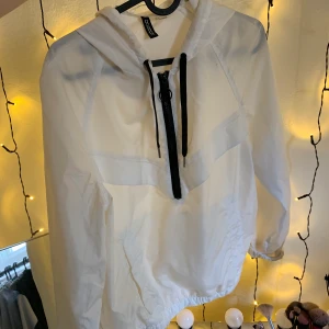 Jacka från H&M, strl S. - Vit jacka från H&M, köpt för 199kr.