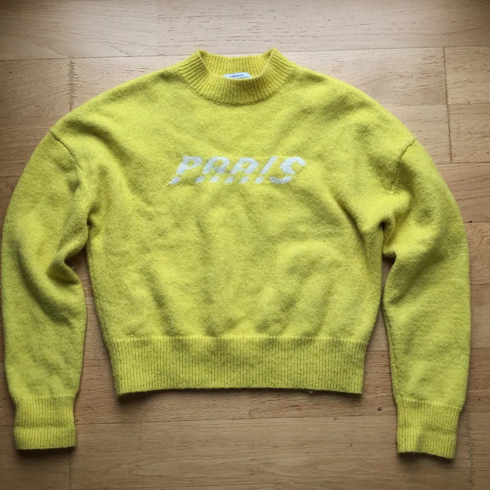Super trendig gul stickad tröja med texten ”Paris” på, bra skick . Stickat.