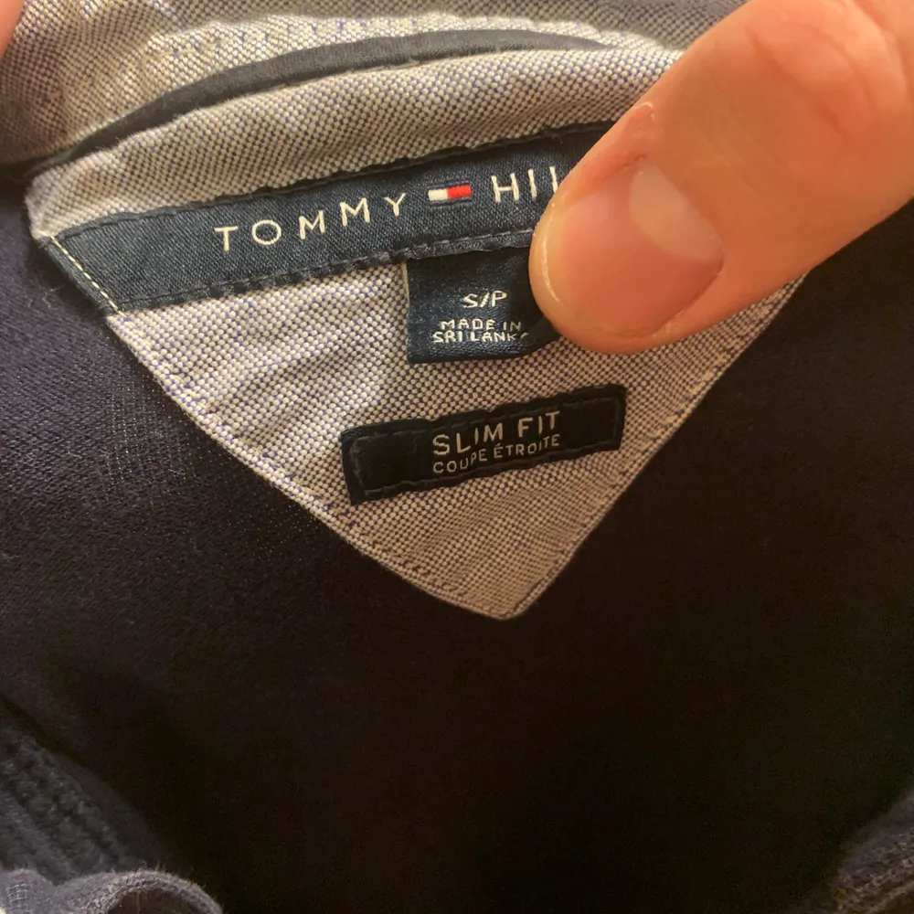Säljer denna marinblåa pike från Tommy hilfiger. Storlek small.. Skjortor.