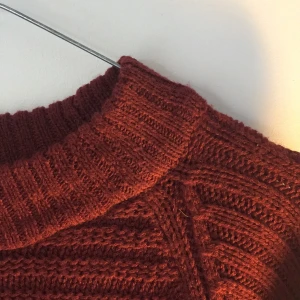  - Fin stickad kofta! Säljer för att den är för liten. Nästan aldrig använd. 