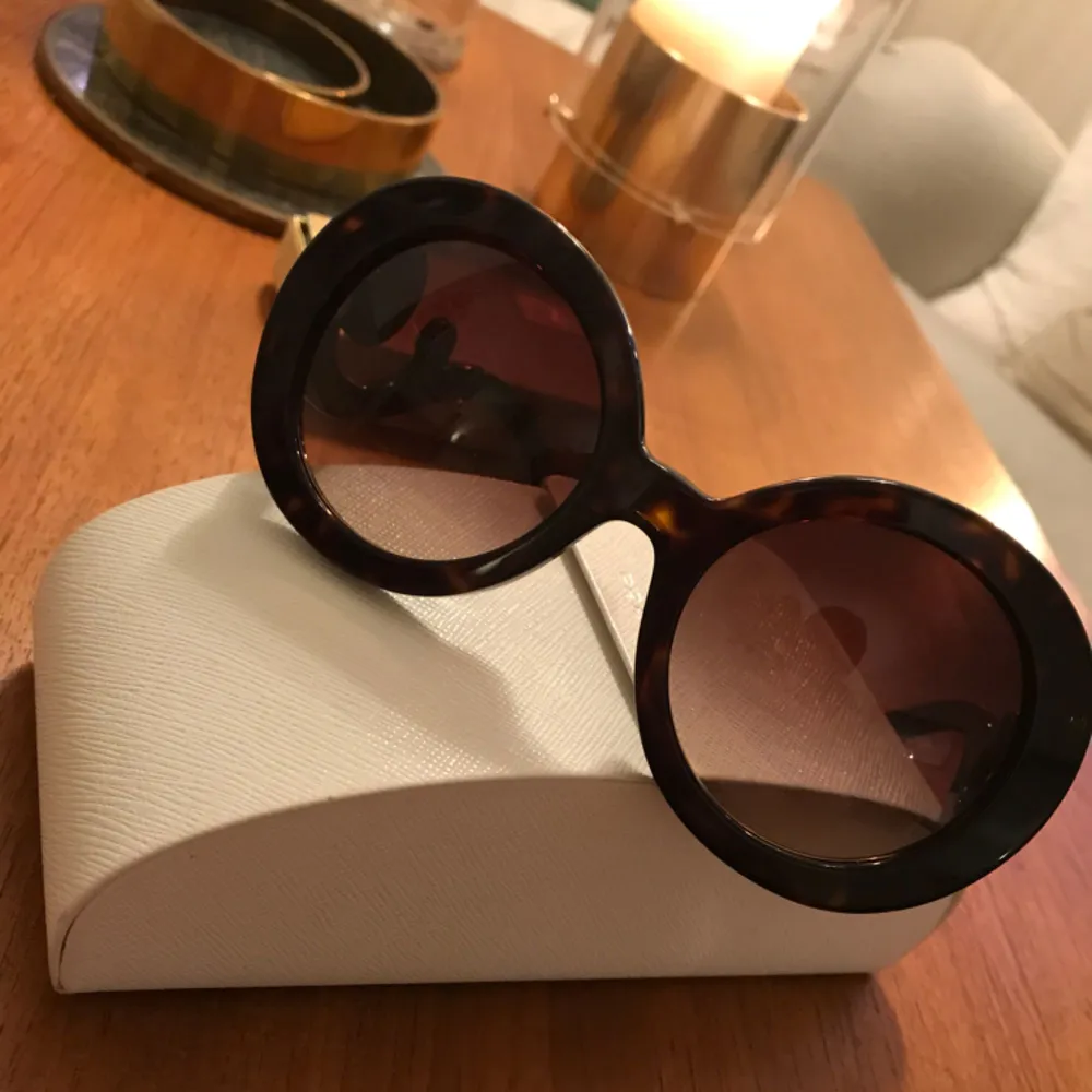 Äkta solglasögon från Prada nypris 2345:- . Accessoarer.