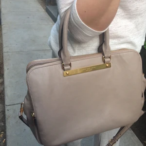  - Sparsamt använd Marc Jacobs i färgen "cement" kvitto finns