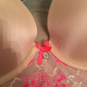  - Puderrosa Pushup bh strl 70B - aldrig använd Köpt för ca 450kr i Miami +frakt