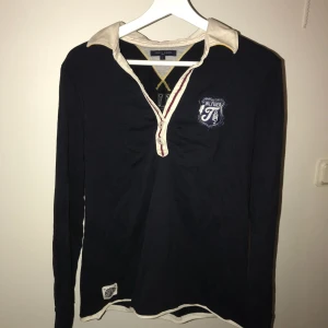 - Marinblå piké från Tommy Hilfiger i T-shirt tyg. Liten i storleken så skulle säga att den passar M-L. Hör av dig om du undrar något, priset är förhandlingsbart! 