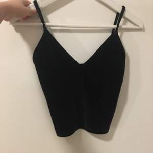 ”Velvet black” the size is around (xs-m) the inside texture is not velvet, it’s more like a swimsuit- ish. The material is not quite thin but it’s not that thick, it will keep you warm tho. 