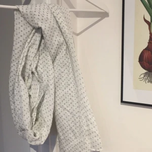  - Underbar sjal från hunkydory som aldrig kommer till användning. Tunt mjukt material med små blå stjärnor på. 