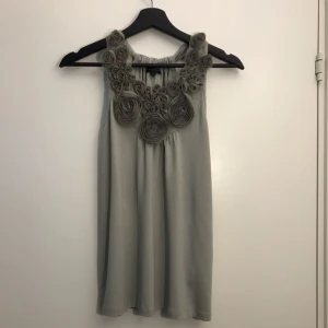  - Superfint linne med detaljer i form av rosor upptill. Linnet är i storlek XS men kan möjligtvis passa någon med S också. Hämtas i Uppsala eller fraktas till önskad adress. 