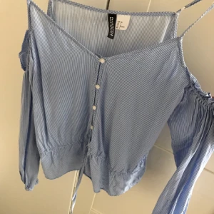  - Tröja med öppna axlar från HM. Använd 1 gång. 