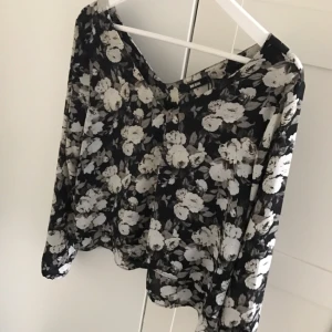  - Blommig blus från BikBok. Använd ett fåtal gånger. 