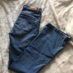  - Bootcut-jeans. Stretchiga och supersnygg passform. Använda 1 gång. 