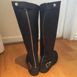 - Höga skinnstövlar köpta på Footlight i Göteborg. Deras egna märke i äkta skinn. Använda ett fåtal gånger! 