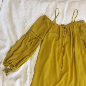  - Off shoulder-klänning från Zara, fodrad med axelband!