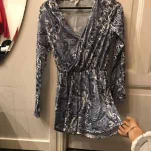  - Playsuit i fint skick, använd en gång.