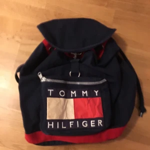  - Bästa ryggsäcken från Tommy Hilfiger, riktig 90s klenod!!!! Så fin och perfekt för allt! 😀😀✨😍😍  Frakten betalas av köparen för en billig peng😍😘❤️😙