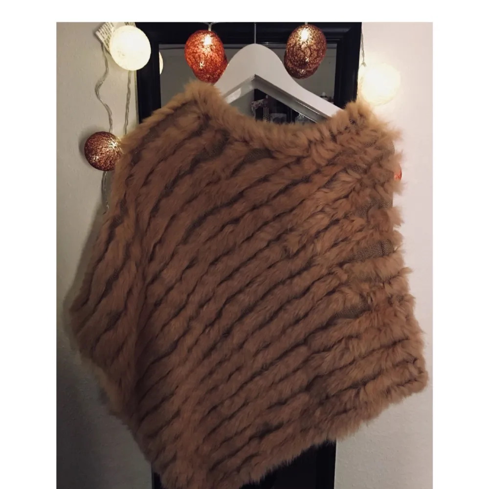 Säljer denna oanvända poncho i storlek one size! Den är kamel brun!. Tröjor & Koftor.