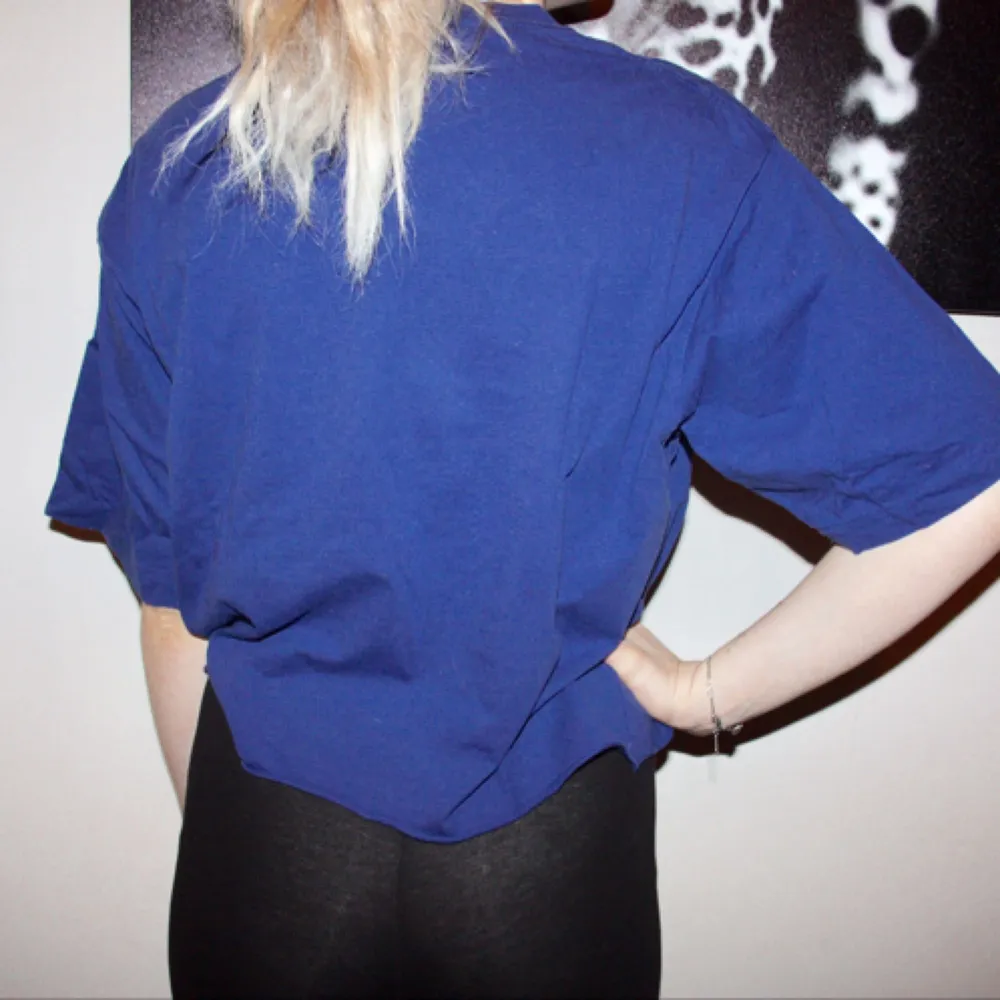 Mörkblå avklippt T-shirt från Sweet Skateboards. Storlek large. Som en oversize croptop :)  Frakt 30kr. T-shirts.