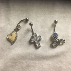  - Jag säljer tungpiercing navelpiercing och en   töjning 6 mm, allt är använt men kokat flera gånger och väl ren gjort, vill ni bara köpa en kontakta mig, swish går bra köpare står för frakt