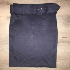  - Marinblå figursydd kjol från Nelly. Strl S. Helt oanvänd med prislappen kvar. Färgen ser ut som den med blixt men lade upp en bild utan blixt för bättre uppfattning. Köpt för ca 300kr