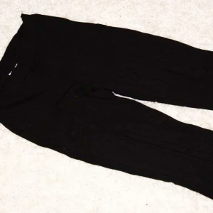  - Lite finasre utsvängda byxor i mjukt material, dragkedja i sidan! 