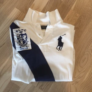  - Mörkblå/vit Ralph Lauren piké, kom med bud!