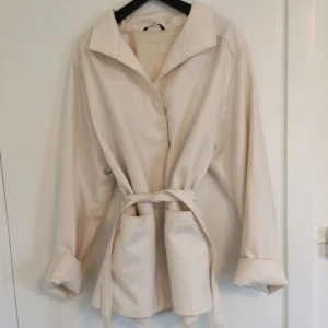  - Vacker vit ulljacka i tunnare material ❄️ Storlek 42, men jag är en 38/40 och den är jättefin oversize. Jag säljer den eftersom jag tycker att jag inte klär i vitt ☝🏻   Har tre fläckar på framsidan som säkert går bort i tvätten (jackan går att tvätta i 40 grader).   60% polyester 40 % ull 