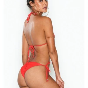  - Brazilian ruffle bikini från nelly. Säljer både överdel och underldelen. Säljs tillsammans! nypris är 100kr för varje del😄 Pris+frakt!