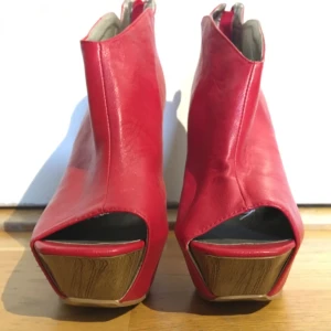  - Fina klackskor av märket Nelly. Ej använda, endast provade.