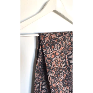  - ✨Mönstrad byxa från hm ✨Storlek 34 ✨Pris 50kr ✨Finns på Torpa i Jönköping ✨Skickas mot betalning