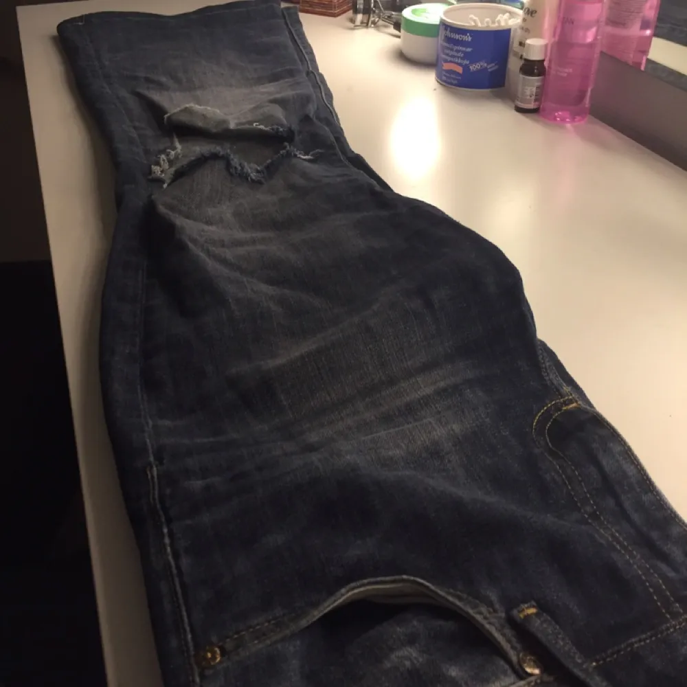 Crocker jeans i modellen POW Flare. Gjort egna hål i dem. Strl 29/32 men uppsydda att passa någon som är runt 168cm lång. 100kr + 50kr frakt. . Jeans & Byxor.