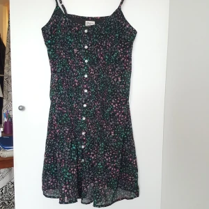  - En supersöt blommig klänning som använts för få gånger. Känns både höstig och somrig! Står x-small men passar både small och medium