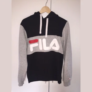  - Nypris; 899 kr. Äkta. Har använts men säljer för att den använts för lite. Stor i storlek. Kan frakta och mötas upp i stockholm.