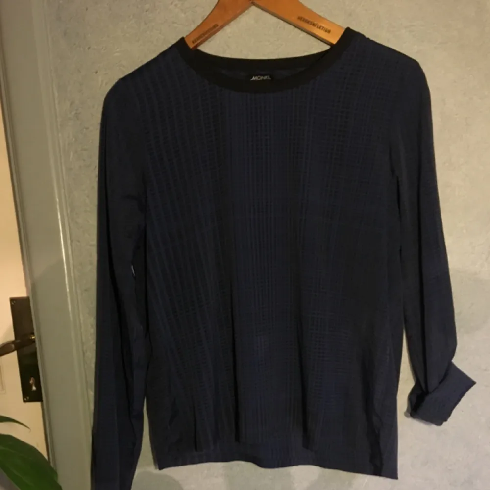 En silkeslik tröja (polyester) från Monki, superskön!  Marinblå/svart mönstrad strl S. Skjortor.