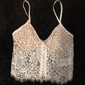  - Bralette i spets, helt oanvänd. 