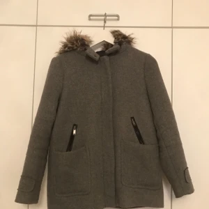  - Kappa från Zara i gott skick förutom lite nopprig vid fickan(bild 3). Pälsen på kragen går att ta av. Kan mötas upp i Stockholm eller Linköping, annars tillkommer frakt💕